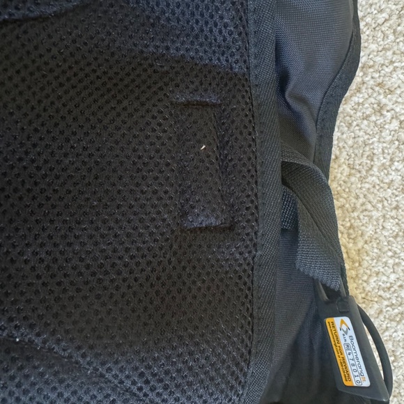 High Sierra 1.5 L Gulp Hydration Pack Running, Skiing, Hiking, Walk (No bladder) - Picture 4 of 5